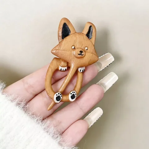 KANGN Wooden Brooch, Hollow Cartoon Animal Sweater Pin, Cute Mini Unisex Design DIY Scarf Buckle Clothing Accessorres