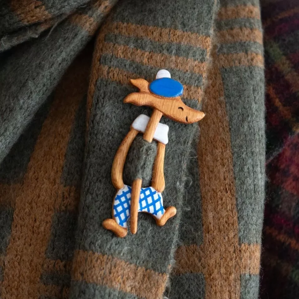 KANGN Wooden Brooch, Hollow Cartoon Animal Sweater Pin, Cute Mini Unisex Design DIY Scarf Buckle Clothing Accessorres